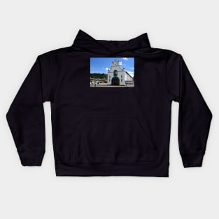 Eglise typique d'un village au Mexique Kids Hoodie